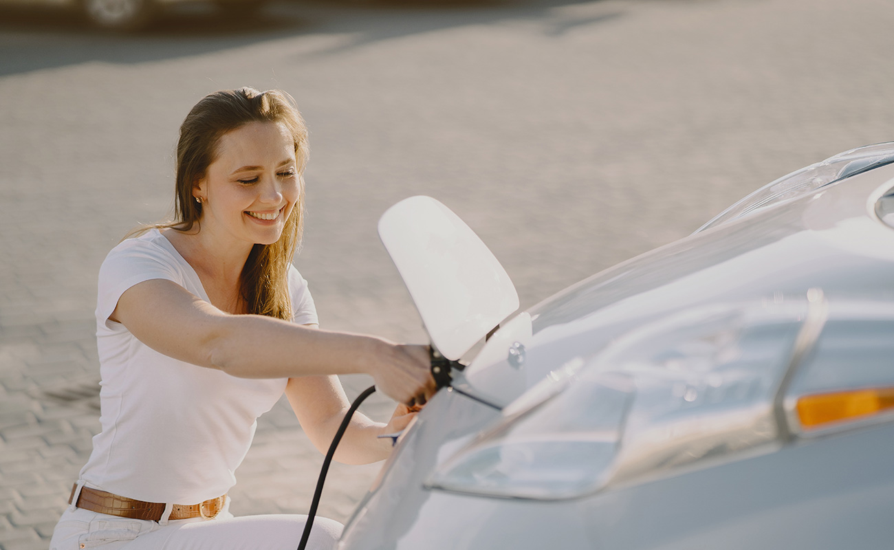 7woman-charging-electro-car-electric-gas-station-2